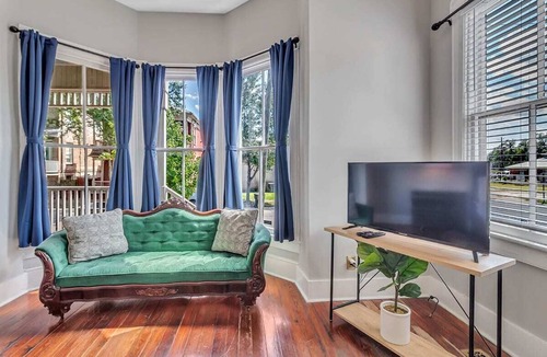 Savannah Victorian District Apartment | Downtown Savannah | Free Parking | Private screened porch and courtyard