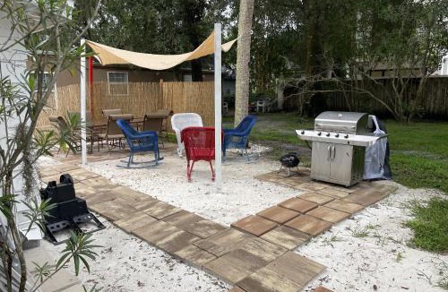 Gillespie Park House | Downtown Single Family Modern Bungalow close to beaches and dining home