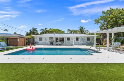 Stuart House | 🌴 Downtown Stuart’s Blue Palm Villa🌴 -3 🛌/2🛀 Pool Home w/putting green⛳️
