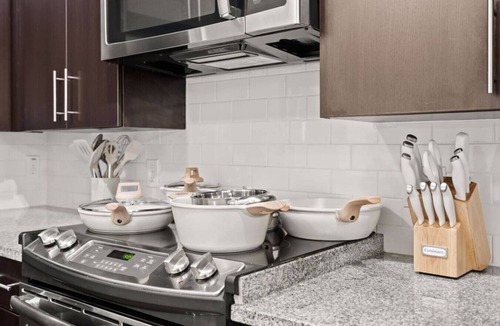 Courier City - Oscawana Apartment | Downtown Top floor suite - Pool/Gym/Free Parking