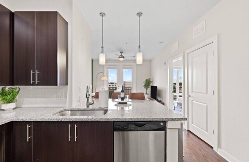 Courier City - Oscawana Apartment | Downtown Top floor suite - Pool/Gym/Free Parking