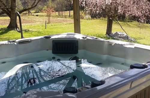 Tallassee Ski Chalet | Dragon 1 mile/Jacuzzi Plenty of parking.