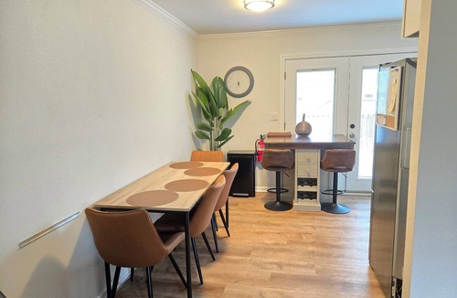 Middlesex House | Dream Comfort Ranch Central NJ NYC, Pet Friendly, Sleeps 8, Deck & Fenced Yard