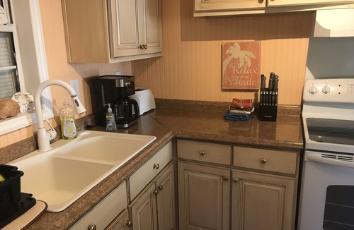 Tybee Island Cottage | Dreamsicle Beach Cottage. Near beach & restaurants. Pet friendly+large backyard.