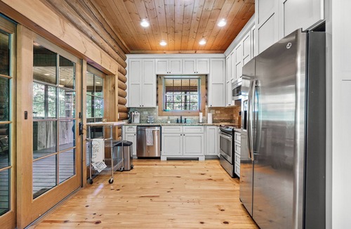 Pikeville Cabin | Dreamy 3.5 bedroom cabin on the lake in a private gated community resort