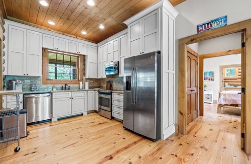 Pikeville Cabin | Dreamy 3.5 bedroom cabin on the lake in a private gated community resort