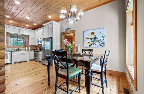 Pikeville Cabin | Dreamy 3.5 bedroom cabin on the lake in a private gated community resort