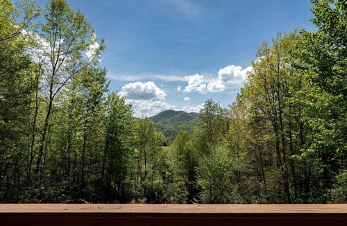 Kyle Cabin | Dreamy Log Cabin with Spectacular Mountain Views in Topton, North Carolina