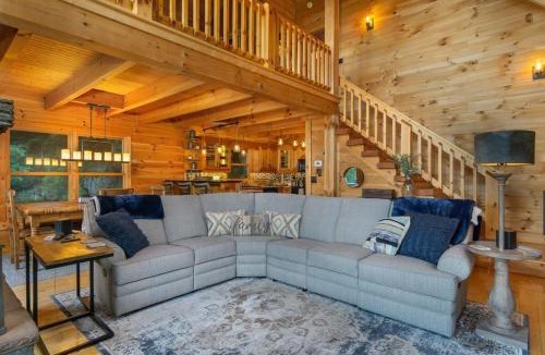 Waynesville House | Dreamy Mountain Getaway~Hot Tub~Old Oak Lodge