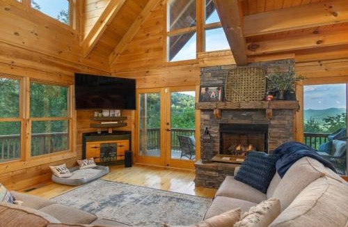 Waynesville House | Dreamy Mountain Getaway~Hot Tub~Old Oak Lodge