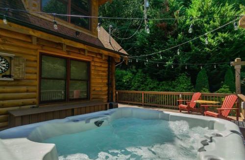 Waynesville House | Dreamy Mountain Getaway~Hot Tub~Old Oak Lodge