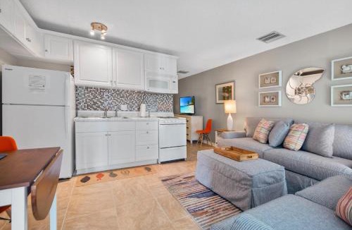 Isles of Capri Apartment | Driftwood Landing 9