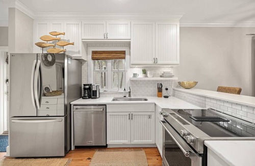 Seacrest House | Driftwood Place Cottage with Heated Pool & Bikes