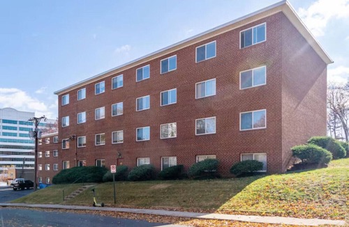 Aurora Highlands Condo | Dual Executive King/Double(2x) Suite/5 min to DCA Pentagon HQ2/Free Parking