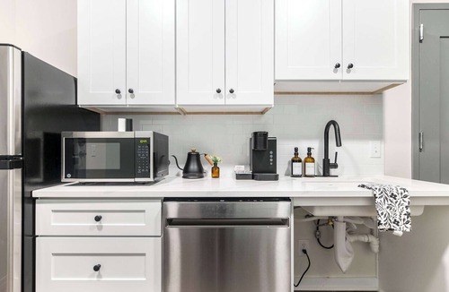 Macon Apartment | Dual Stay Near Atrium Hospital just 1 Mi to Cherry St; Mercer Music at Capricorn