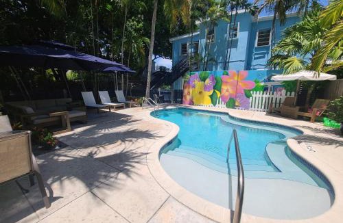 Downtown Apartment | Duval Street Suite w parking and pool