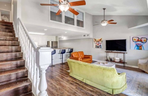 Statesboro Apartment | Eagle's Landing Loft-Downtown, Above Bull & Barrel