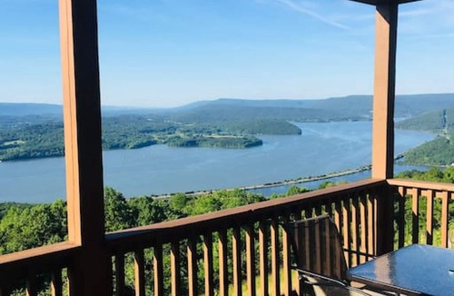 Bryant Cabin | Eagle's Nest · NO SUNDAY CHECKIN hot tub-great view EAGLE'S NEST- Grant Summit Cabins