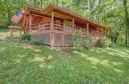 Maggie Valley Cabin | Eagles Nest Cottage- Pet Friendly with amazing views