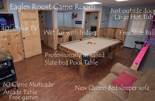 Pigeon Forge Cabin | Eagles Roost } 2 minutes off Parkway / Hot Tub / Skee Ball / Pool Table