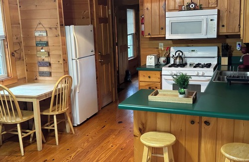 Sunset Cabin | Eastatoee Bears Cabin A with Mtn and Waterfall Hikes