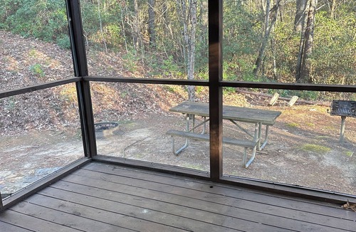 Sunset Cabin | Eastatoee Bears Cabin A with Mtn and Waterfall Hikes