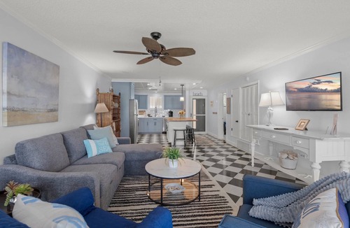Saint Armands Key Condo | Eclectic Cottage Condo Steps to Lido Beach & St. Armand's, Heated Pool, Spa, & Parking Included!