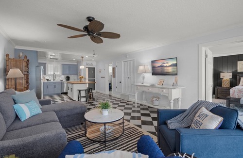 Saint Armands Key Condo | Eclectic Cottage Condo Steps to Lido Beach & St. Armand's, Heated Pool, Spa, & Parking Included!