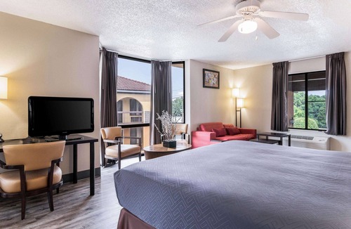 Gainesville Hotel | Econo Lodge Gainesville Downtown Area