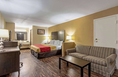 Matthews Hotel | Econo Lodge Inn & Suites Matthews - Charlotte
