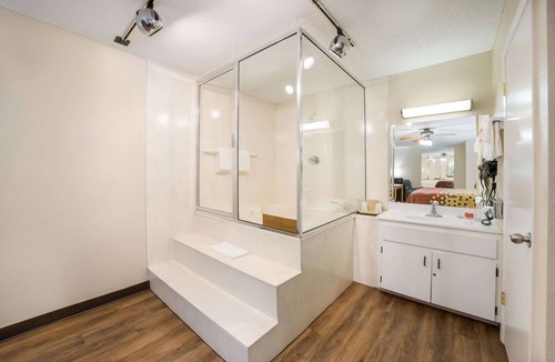 Boys Ranch Hotel | Econo Lodge Live Oak