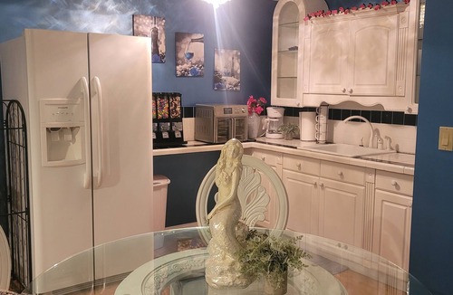 Freeport House | Eden House Mansion on 400 ft of Bay Frontage -20min Destin beaches, 4 acres pool