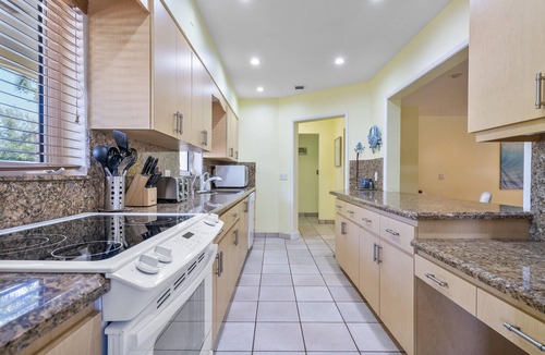 Lauderdale-by-the-Sea House | Edens Reef- 5BR/5.5 bath home with pool, tiki huts close to BEACH
