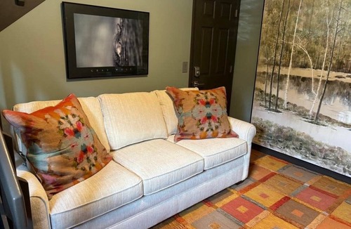 Waynesville Apartment | Elegant 1 bdrm dog-friendly apt off Main Street. Walk to 50+ restaurants/shops.