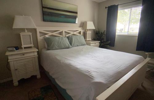 Villas Apartment | Elegant 1 Bedroom Condo With Swimming Pool Gym Access All Included In Convenient Fort Myers Location Near Golf Courses and Sanibel Island