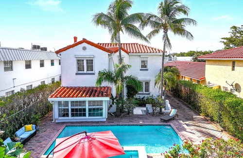 Lake Park House | Elegant 1926 Mediterranean Villa Heated Pool/Spa Sleeps 8