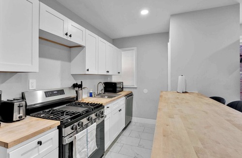 Southwark Apartment | Elegant 2BD | 3 Beds | Heart of Queens Village