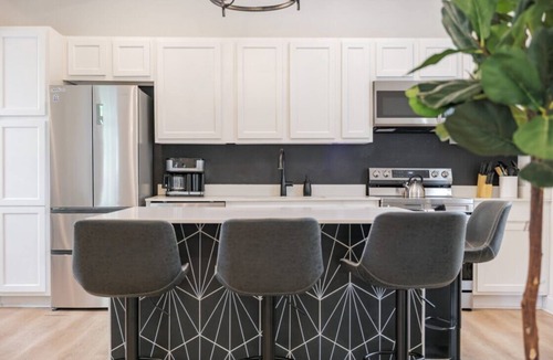 Springfield House | Elegant Duplex in Historic Springfield - Both Apartments