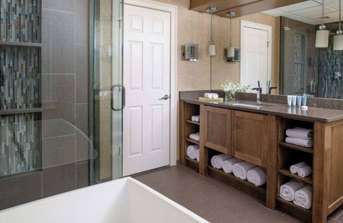 Braselton Hotel | Elegant King Room w/Lush Décor Near Pool Mountain – 6 Miles Away