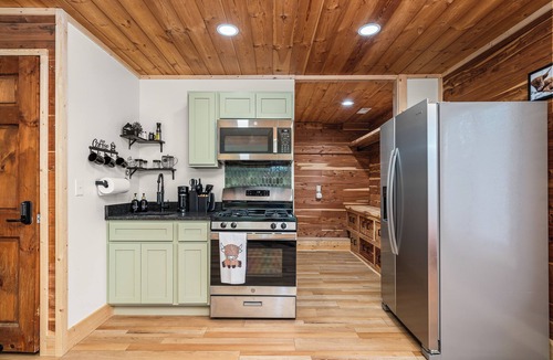 Crossville Cabin | Elegant Retreat King Bed Expansive Deck Peaceful Escape Fireplace