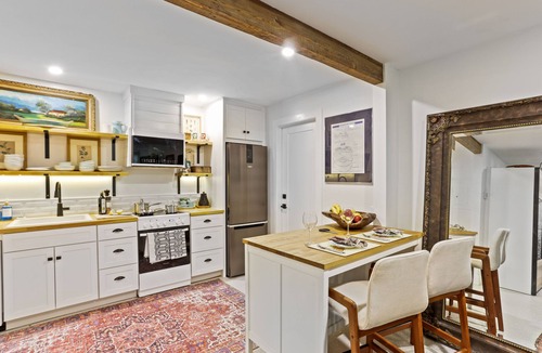 High Springs Apartment | Elegant Studio, 5 Min Walk to Main Street’s Antique Shops & Restaurants!