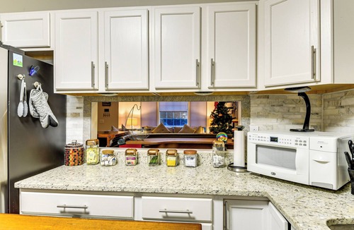 Fairland Condo | Elevator In-Unit: 3-Story Condo Only 14 Mi to DC!