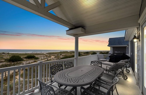 Gold Coast Condo | Elevator, Internet, TV, Cable, Central A/C, Deck, Porch