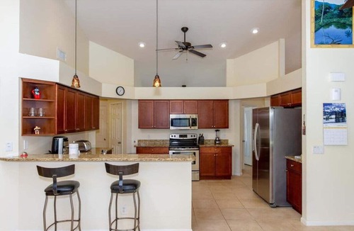 Pelican House | Ellen`s House-pool and Jacuzzi, Gulf access