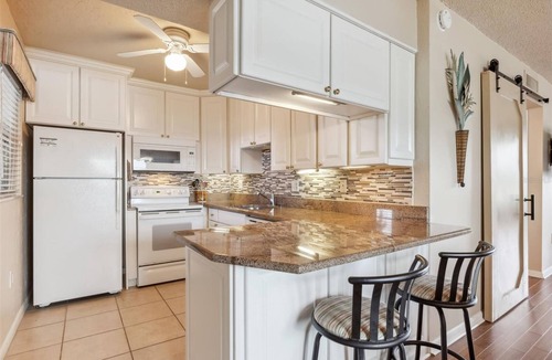 Trailer Estates Condo | Enchanting 1st floor, 2-bedroom, 2 bath condo with AC in Sarasota