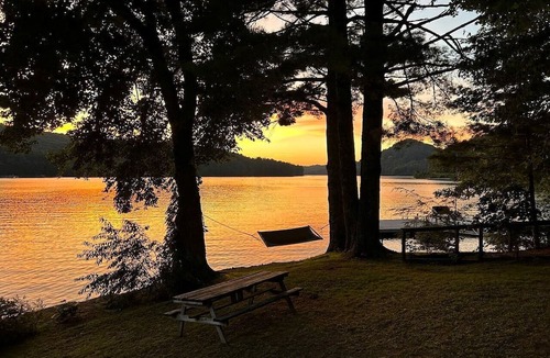 Glenville Cabin | Enchanting Cabin with Breathtaking Sunset and Lake Views in North Carolina