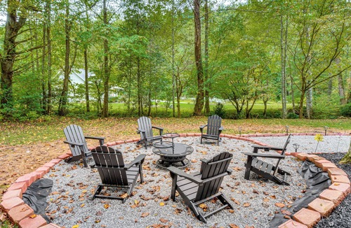 Helen Cottage | Enchanting Creekside Cottage w/Hot Tub