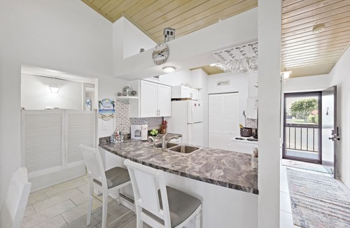 Marco Island Condo | End unit condo w/two pools and steps to beach