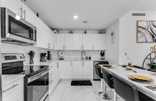 Princeton House | Endless Peace & Luxury (Yellow)
