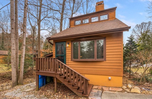 Fletcher Cottage | Enjoy a peaceful and relaxing stay at this cozy and charming cottage.